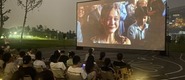 （女生啊啊啊啊视频在线看转载）成都秋夜“新耍法”：到公园看坝坝电影
